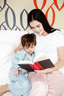 포토 JPG 서양인 외국인 해외기획촬영 라이프스타일 여자 2011년태국 남자 행복 아들 어린이 포즈 가족 베개 안기 엄마 휴식 실내 사랑 웃음 들기 사람 앉기 소년 상반신 성인 두명 라이프 책 30대 독서 귀여움 펼침 침실 잠옷 자녀 침대 한권 국내포토 1 옷 감정 가구 컨셉 관계 침구 모션 표정 인종 내부 생활 장년 파일형식