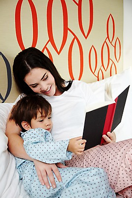 포토 JPG 서양인 외국인 해외기획촬영 라이프스타일 여자 2011년태국 남자 행복 아들 어린이 포즈 가족 베개 안기 엄마 휴식 실내 사랑 웃음 들기 사람 앉기 소년 상반신 성인 두명 라이프 책 30대 독서 귀여움 펼침 침실 잠옷 자녀 침대 한권 국내포토 1 옷 감정 가구 컨셉 관계 침구 모션 표정 인종 내부 생활 장년 파일형식