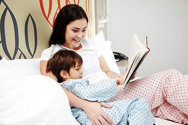 포토 JPG 서양인 외국인 해외기획촬영 라이프스타일 여자 2011년태국 남자 행복 아들 어린이 포즈 가족 베개 안기 엄마 휴식 실내 사랑 웃음 들기 사람 앉기 소년 상반신 성인 두명 라이프 책 30대 독서 귀여움 펼침 침실 잠옷 자녀 침대 한권 국내포토 1 옷 감정 가구 컨셉 관계 침구 모션 표정 인종 내부 생활 장년 파일형식