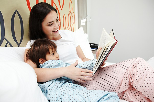 포토 JPG 서양인 외국인 해외기획촬영 라이프스타일 여자 2011년태국 남자 행복 아들 어린이 포즈 가족 베개 안기 엄마 휴식 실내 사랑 웃음 들기 사람 앉기 소년 상반신 성인 두명 라이프 책 30대 독서 귀여움 펼침 침실 잠옷 자녀 침대 한권 국내포토 1 옷 감정 가구 컨셉 관계 침구 모션 표정 인종 내부 생활 장년 파일형식