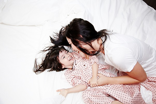 포토 JPG 서양인 외국인 해외기획촬영 라이프스타일 여자 2011년태국 딸 행복 어린이 포즈 장난 가족 베개 안기 엄마 휴식 실내 사랑 웃음 사람 소녀 상반신 성인 두명 라이프 30대 눕기 귀여움 침실 잠옷 자녀 침대 즐거움 여자만 국내포토 옷 감정 가구 컨셉 관계 침구 모션 표정 인종 내부 생활 장년 파일형식