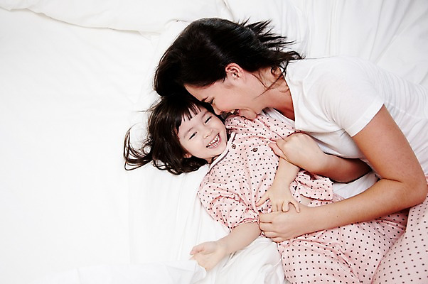 포토 JPG 서양인 외국인 해외기획촬영 라이프스타일 여자 2011년태국 딸 행복 어린이 포즈 장난 가족 베개 엄마 휴식 실내 사랑 웃음 사람 소녀 상반신 성인 두명 라이프 30대 눕기 귀여움 침실 잠옷 자녀 침대 즐거움 여자만 국내포토 옷 감정 가구 컨셉 관계 침구 모션 표정 인종 내부 생활 장년 파일형식