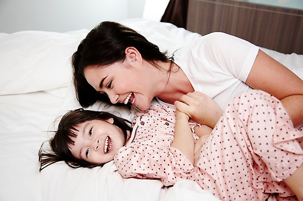 포토 JPG 서양인 외국인 해외기획촬영 라이프스타일 여자 2011년태국 딸 행복 어린이 포즈 장난 가족 베개 엄마 휴식 실내 사랑 웃음 사람 소녀 상반신 성인 두명 라이프 30대 눕기 귀여움 침실 잠옷 자녀 침대 즐거움 여자만 국내포토 옷 감정 가구 컨셉 관계 침구 모션 표정 인종 내부 생활 장년 파일형식