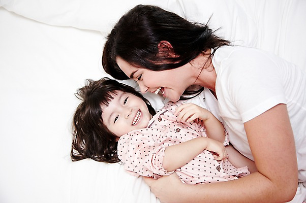 포토 JPG 서양인 외국인 해외기획촬영 라이프스타일 여자 2011년태국 딸 행복 어린이 포즈 장난 가족 베개 엄마 휴식 실내 사랑 웃음 사람 소녀 상반신 성인 두명 라이프 30대 눕기 귀여움 침실 잠옷 자녀 침대 즐거움 여자만 국내포토 옷 감정 가구 컨셉 관계 침구 모션 표정 인종 내부 생활 장년 파일형식