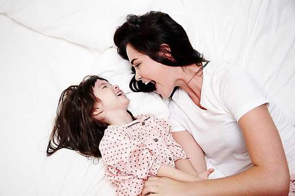 포토 JPG 서양인 외국인 해외기획촬영 라이프스타일 여자 2011년태국 딸 행복 어린이 포즈 장난 가족 베개 엄마 휴식 실내 사랑 웃음 사람 소녀 상반신 성인 두명 라이프 30대 눕기 귀여움 침실 잠옷 자녀 침대 즐거움 여자만 국내포토 옷 감정 가구 컨셉 관계 침구 모션 표정 인종 내부 생활 장년 파일형식