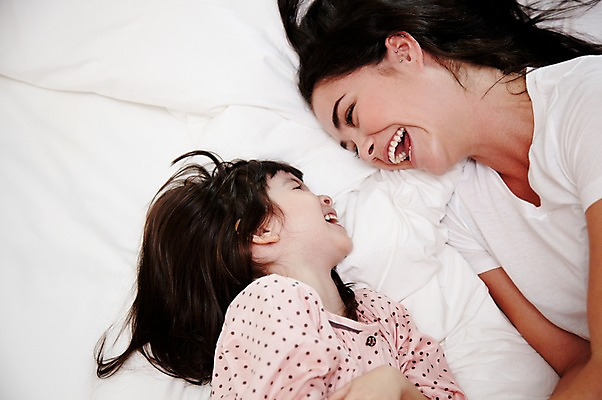 포토 JPG 서양인 외국인 해외기획촬영 라이프스타일 여자 2011년태국 딸 행복 어린이 포즈 장난 가족 베개 엄마 휴식 실내 사랑 웃음 사람 소녀 상반신 성인 두명 라이프 30대 하이앵글 눕기 귀여움 침실 잠옷 자녀 침대 즐거움 여자만 국내포토 옷 감정 뷰포인트 가구 컨셉 관계 침구 모션 표정 인종 내부 생활 장년 파일형식