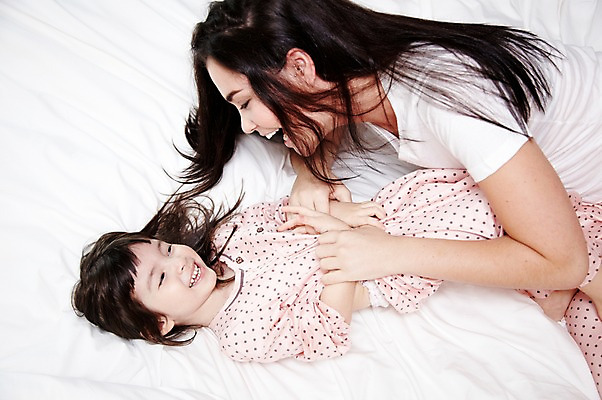 포토 JPG 서양인 외국인 해외기획촬영 라이프스타일 여자 2011년태국 딸 행복 어린이 포즈 장난 가족 베개 엄마 휴식 실내 사랑 웃음 사람 소녀 상반신 성인 두명 라이프 30대 하이앵글 눕기 귀여움 침실 잠옷 자녀 침대 즐거움 여자만 국내포토 옷 감정 뷰포인트 가구 컨셉 관계 침구 모션 표정 인종 내부 생활 장년 파일형식