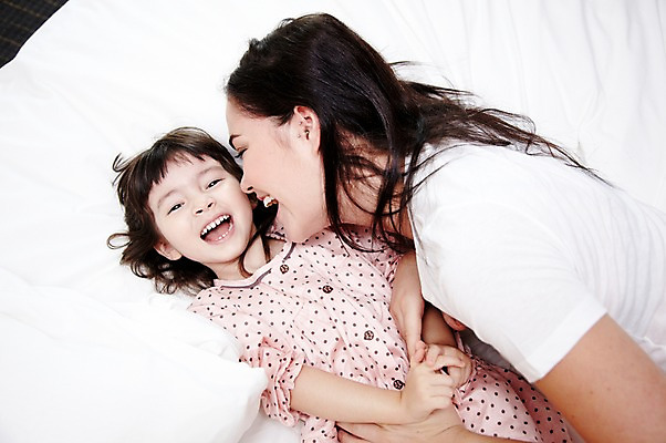 포토 JPG 서양인 외국인 해외기획촬영 라이프스타일 여자 2011년태국 딸 행복 어린이 포즈 장난 가족 베개 엄마 휴식 실내 사랑 웃음 사람 소녀 상반신 성인 두명 라이프 30대 하이앵글 눕기 귀여움 침실 잠옷 자녀 침대 즐거움 여자만 국내포토 옷 감정 뷰포인트 가구 컨셉 관계 침구 모션 표정 인종 내부 생활 장년 파일형식