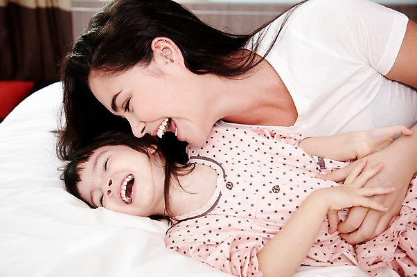 포토 JPG 서양인 외국인 해외기획촬영 라이프스타일 여자 2011년태국 딸 행복 어린이 포즈 장난 가족 베개 엄마 휴식 실내 사랑 웃음 사람 소녀 상반신 성인 두명 라이프 30대 눕기 귀여움 침실 잠옷 자녀 침대 즐거움 여자만 국내포토 옷 감정 가구 컨셉 관계 침구 모션 표정 인종 내부 생활 장년 파일형식