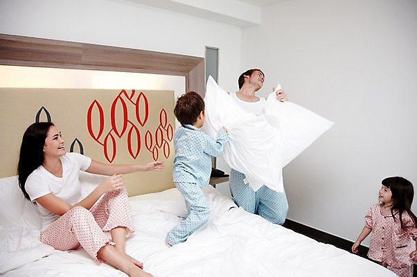 포토 JPG 전신 서양인 외국인 해외기획촬영 라이프스타일 여자 2011년태국 남자 딸 행복 아들 어린이 포즈 장난 가족 베개 놀이 엄마 휴식 실내 사랑 웃음 사람 앉기 소녀 여러명 상반신 성인 라이프 30대 귀여움 침실 잠옷 자녀 침대 아빠 즐거움 싸움 국내포토 옷 감정 가구 다수 컨셉 관계 침구 모션 표정 인종 내부 생활 장년 파일형식