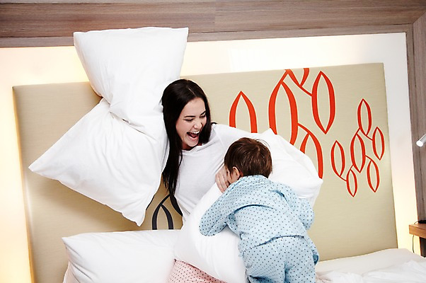 포토 JPG 서양인 외국인 해외기획촬영 라이프스타일 여자 2011년태국 남자 행복 아들 어린이 포즈 장난 가족 베개 놀이 엄마 휴식 실내 사랑 웃음 사람 앉기 소년 상반신 성인 두명 라이프 30대 귀여움 침실 잠옷 자녀 침대 즐거움 싸움 국내포토 옷 감정 가구 컨셉 관계 침구 모션 표정 인종 내부 생활 장년 파일형식