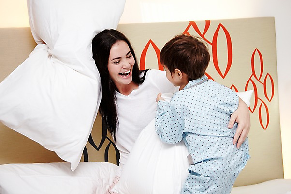 포토 JPG 서양인 외국인 해외기획촬영 라이프스타일 여자 2011년태국 남자 행복 아들 어린이 포즈 장난 가족 베개 놀이 엄마 휴식 실내 사랑 웃음 사람 앉기 소년 상반신 성인 두명 라이프 30대 귀여움 침실 잠옷 자녀 침대 즐거움 싸움 국내포토 옷 감정 가구 컨셉 관계 침구 모션 표정 인종 내부 생활 장년 파일형식