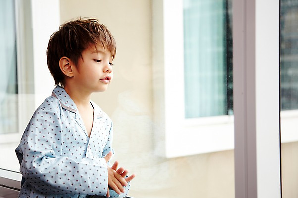 포토 JPG 서양인 외국인 해외기획촬영 라이프스타일 2011년태국 남자 아들 어린이 포즈 창문 모션 휴식 실내 한명 서기 사람 소년 상반신 라이프 침실 잠옷 자녀 남자만 남자한명만 어린이만 소년한명만 국내포토 1 옷 컨셉 가족 인종 내부 생활 소년만 파일형식