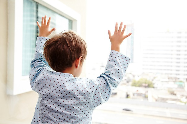 포토 JPG 서양인 외국인 해외기획촬영 라이프스타일 2011년태국 남자 아들 어린이 포즈 창문 모션 휴식 실내 한명 서기 사람 풍경 빌딩 소년 상반신 건물 라이프 뒷모습 침실 잠옷 자녀 도심 창밖 남자만 남자한명만 어린이만 소년한명만 국내포토 1 건축물 옷 뷰포인트 컨셉 가족 인종 내부 생활 도시 소년만 파일형식