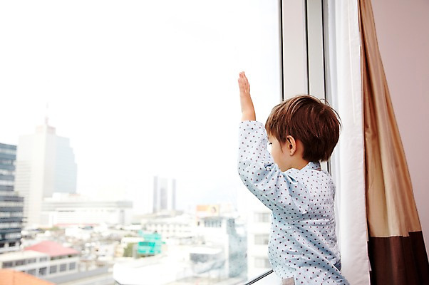 포토 JPG 서양인 외국인 해외기획촬영 라이프스타일 2011년태국 남자 아들 어린이 포즈 창문 모션 휴식 실내 한명 서기 사람 풍경 빌딩 소년 상반신 건물 라이프 침실 잠옷 자녀 커튼 도심 창밖 남자만 남자한명만 어린이만 소년한명만 국내포토 1 건축물 옷 컨셉 가족 인종 내부 생활 도시 소년만 파일형식