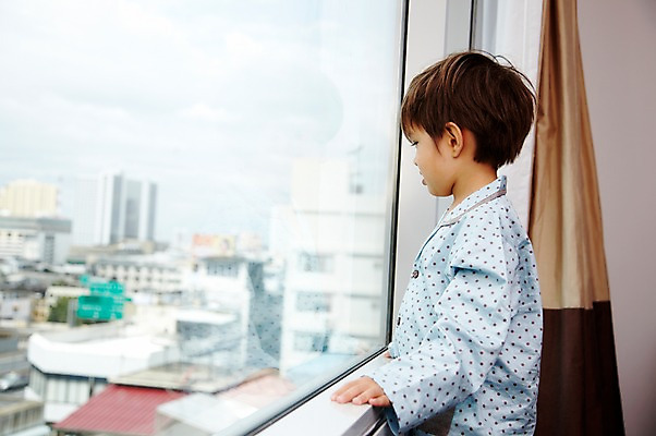 포토 JPG 서양인 외국인 해외기획촬영 라이프스타일 2011년태국 남자 아들 어린이 포즈 창문 모션 휴식 실내 한명 서기 사람 풍경 빌딩 소년 상반신 건물 라이프 침실 잠옷 자녀 커튼 도심 창밖 남자만 남자한명만 어린이만 소년한명만 국내포토 1 건축물 옷 컨셉 가족 인종 내부 생활 도시 소년만 파일형식