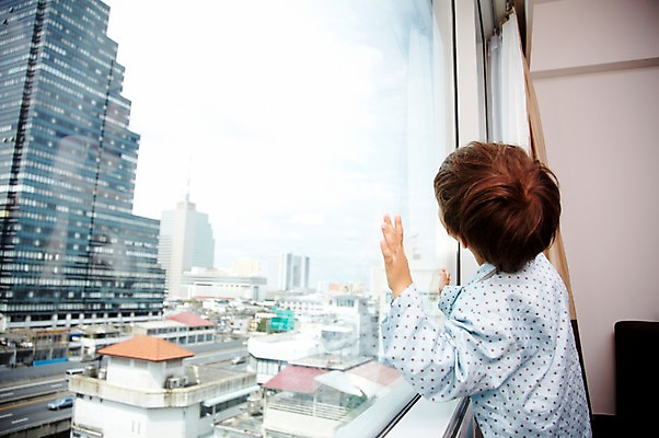 포토 JPG 서양인 외국인 해외기획촬영 라이프스타일 2011년태국 남자 아들 어린이 포즈 창문 모션 휴식 실내 한명 서기 사람 풍경 빌딩 소년 상반신 건물 라이프 침실 잠옷 자녀 커튼 도심 창밖 남자만 남자한명만 어린이만 소년한명만 국내포토 1 건축물 옷 컨셉 가족 인종 내부 생활 도시 소년만 파일형식