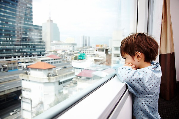 포토 JPG 서양인 외국인 해외기획촬영 라이프스타일 2011년태국 남자 아들 어린이 포즈 창문 모션 휴식 실내 한명 서기 사람 풍경 빌딩 소년 상반신 건물 라이프 턱괴기 침실 잠옷 자녀 커튼 도심 창밖 남자만 남자한명만 어린이만 소년한명만 국내포토 1 건축물 옷 컨셉 가족 인종 내부 생활 도시 소년만 파일형식