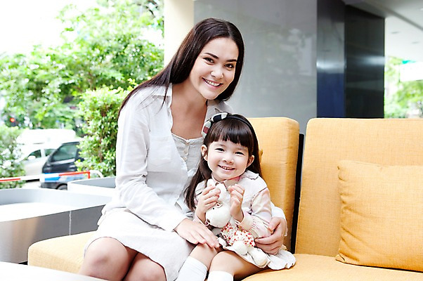 포토 JPG 서양인 외국인 나무 식물 해외기획촬영 라이프스타일 여자 2011년태국 딸 행복 어린이 포즈 쿠션 의자 가족 엄마 휴식 실내 사랑 웃음 들기 사람 앉기 소녀 상반신 성인 두명 라이프 30대 소파 귀여움 자녀 여자만 국내포토 감정 가구 컨셉 관계 모션 표정 인종 내부 생활 장년 파일형식