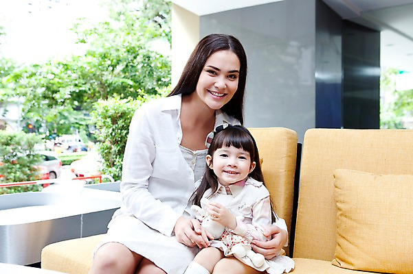 포토 JPG 서양인 외국인 나무 식물 해외기획촬영 라이프스타일 여자 2011년태국 딸 행복 어린이 포즈 쿠션 의자 가족 엄마 휴식 실내 사랑 웃음 들기 사람 앉기 소녀 상반신 성인 두명 라이프 30대 소파 귀여움 자녀 여자만 국내포토 감정 가구 컨셉 관계 모션 표정 인종 내부 생활 장년 파일형식