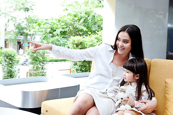 포토 JPG 서양인 외국인 나무 식물 해외기획촬영 라이프스타일 여자 2011년태국 딸 행복 어린이 포즈 쿠션 의자 가족 엄마 휴식 실내 사랑 웃음 들기 사람 앉기 손짓 소녀 상반신 성인 두명 라이프 30대 소파 귀여움 자녀 가리킴 여자만 국내포토 감정 가구 컨셉 관계 모션 표정 인종 내부 생활 장년 파일형식