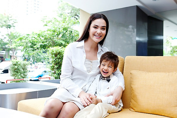 포토 JPG 서양인 외국인 나무 식물 해외기획촬영 라이프스타일 여자 2011년태국 남자 행복 아들 어린이 포즈 쿠션 의자 가족 엄마 휴식 실내 사랑 웃음 사람 앉기 소년 상반신 성인 두명 라이프 30대 소파 귀여움 자녀 국내포토 감정 가구 컨셉 관계 모션 표정 인종 내부 생활 장년 파일형식