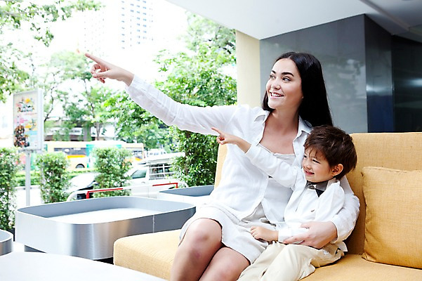 포토 JPG 서양인 외국인 나무 식물 해외기획촬영 라이프스타일 여자 2011년태국 남자 행복 아들 어린이 포즈 쿠션 의자 가족 엄마 휴식 실내 사랑 웃음 사람 앉기 손짓 소년 상반신 성인 두명 라이프 30대 소파 귀여움 자녀 가리킴 국내포토 감정 가구 컨셉 관계 모션 표정 인종 내부 생활 장년 파일형식