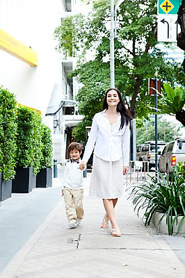 포토 JPG 전신 서양인 외국인 나무 식물 해외기획촬영 라이프스타일 여자 2011년태국 남자 행복 아들 어린이 포즈 가족 엄마 휴식 거리 사랑 서기 웃음 사람 소년 성인 야외 두명 라이프 30대 걷기 귀여움 산책 자녀 국내포토 감정 컨셉 관계 모션 표정 인종 생활 장년 파일형식