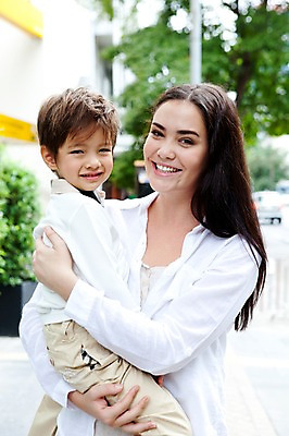 포토 JPG 서양인 외국인 나무 식물 해외기획촬영 라이프스타일 여자 2011년태국 남자 행복 아들 어린이 포즈 가족 안기 엄마 휴식 거리 사랑 서기 웃음 사람 소년 상반신 성인 야외 두명 라이프 30대 귀여움 산책 자녀 국내포토 감정 컨셉 관계 모션 표정 인종 생활 장년 파일형식