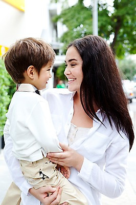 포토 JPG 서양인 외국인 나무 식물 해외기획촬영 라이프스타일 여자 2011년태국 남자 행복 아들 어린이 포즈 가족 안기 엄마 휴식 거리 사랑 서기 웃음 사람 소년 상반신 성인 야외 두명 라이프 30대 귀여움 산책 자녀 국내포토 감정 컨셉 관계 모션 표정 인종 생활 장년 파일형식