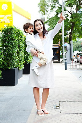 포토 JPG 전신 서양인 외국인 나무 식물 해외기획촬영 라이프스타일 여자 2011년태국 남자 행복 아들 어린이 포즈 가족 안기 엄마 휴식 거리 사랑 서기 웃음 사람 손짓 소년 성인 야외 두명 라이프 30대 귀여움 산책 자녀 가리킴 국내포토 감정 컨셉 관계 모션 표정 인종 생활 장년 파일형식