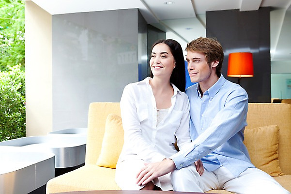 포토 JPG 서양인 외국인 해외기획촬영 라이프스타일 부부 커플 여자 2011년태국 남자 행복 포즈 쿠션 의자 모션 실내 사랑 미소 웃음 사람 앉기 상반신 성인 두명 라이프 30대 소파 귀여움 장년만 성인만 국내포토 감정 가구 컨셉 관계 표정 인종 내부 생활 장년 파일형식