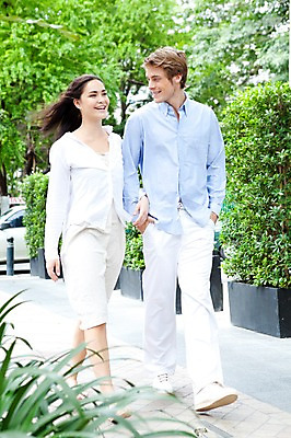 포토 JPG 전신 서양인 외국인 해외기획촬영 라이프스타일 부부 커플 여자 2011년태국 남자 행복 포즈 휴식 거리 실내 사랑 서기 웃음 사람 성인 두명 라이프 30대 걷기 팔짱 귀여움 산책 장년만 성인만 국내포토 감정 컨셉 관계 모션 표정 인종 내부 생활 장년 파일형식