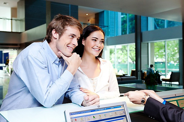 포토 JPG 서양인 외국인 해외기획촬영 라이프스타일 부부 커플 여자 2011년태국 남자 행복 포즈 모션 실내 사랑 서기 미소 웃음 사람 상반신 성인 두명 라이프 30대 귀여움 턱괴기 계산 계산대 결제 장년만 성인만 국내포토 감정 컨셉 관계 표정 인종 내부 생활 장년 파일형식