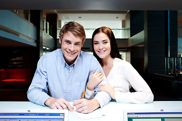 포토 JPG 서양인 외국인 해외기획촬영 라이프스타일 부부 커플 여자 2011년태국 남자 행복 포즈 모션 실내 사랑 서기 미소 웃음 들기 사람 상반신 성인 두명 라이프 30대 필기구 펜 볼펜 팔짱 귀여움 계산 계산대 결제 서명 장년만 성인만 국내포토 감정 컨셉 관계 문구용품 표정 인종 내부 생활 장년 파일형식