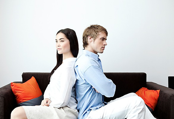 포토 JPG 서양인 외국인 해외기획촬영 라이프스타일 부부 커플 여자 2011년태국 남자 포즈 쿠션 거실 의자 모션 휴식 실내 사람 앉기 손짓 상반신 성인 두명 라이프 30대 소파 팔짱 등맞대기 등돌리기 분노 싸움 부부싸움 장년만 성인만 국내포토 감정 가구 컨셉 관계 인종 내부 생활 장년 파일형식