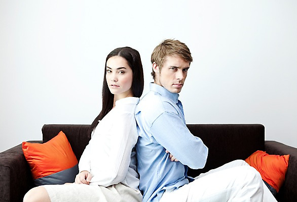 포토 JPG 서양인 외국인 해외기획촬영 라이프스타일 부부 커플 여자 2011년태국 남자 포즈 쿠션 거실 의자 모션 휴식 실내 사람 앉기 손짓 상반신 성인 두명 라이프 30대 소파 팔짱 등맞대기 등돌리기 분노 싸움 부부싸움 장년만 성인만 국내포토 감정 가구 컨셉 관계 인종 내부 생활 장년 파일형식