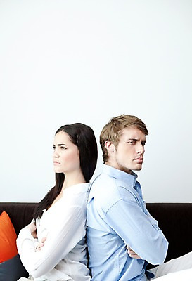 포토 JPG 서양인 외국인 해외기획촬영 라이프스타일 부부 커플 여자 2011년태국 남자 포즈 쿠션 거실 의자 모션 휴식 실내 사람 앉기 손짓 상반신 성인 두명 라이프 30대 소파 팔짱 등맞대기 등돌리기 분노 싸움 부부싸움 장년만 성인만 국내포토 감정 가구 컨셉 관계 인종 내부 생활 장년 파일형식