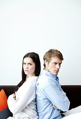 포토 JPG 서양인 외국인 해외기획촬영 라이프스타일 부부 커플 여자 2011년태국 남자 포즈 쿠션 거실 의자 모션 휴식 실내 사람 앉기 손짓 상반신 성인 두명 라이프 30대 소파 팔짱 등맞대기 등돌리기 분노 싸움 부부싸움 장년만 성인만 국내포토 감정 가구 컨셉 관계 인종 내부 생활 장년 파일형식