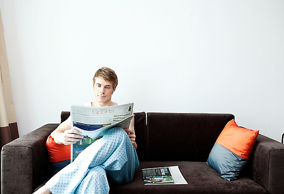 포토 JPG 서양인 외국인 해외기획촬영 라이프스타일 2011년태국 남자 포즈 쿠션 거실 의자 모션 휴식 실내 한명 들기 사람 앉기 상반신 성인 라이프 30대 소파 신문 신문읽기 남자만 남자한명만 성인남자만 성인한명만 성인남자한명만 장년만 장년남자만 장년남자한명만 성인만 국내포토 1 가구 컨셉 인종 내부 생활 간행물 장년 뉴스 읽기 파일형식