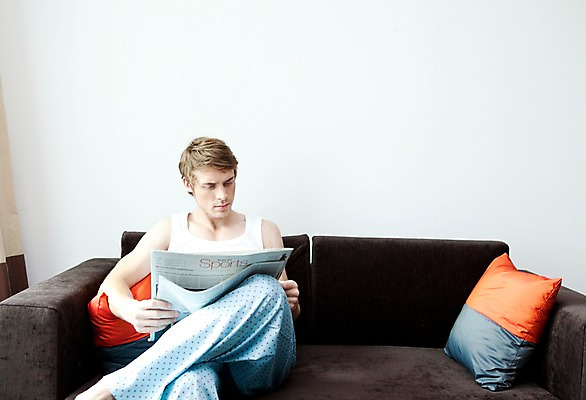 포토 JPG 서양인 외국인 해외기획촬영 라이프스타일 2011년태국 남자 포즈 쿠션 거실 의자 모션 휴식 실내 한명 들기 사람 앉기 상반신 성인 라이프 30대 소파 신문 신문읽기 남자만 남자한명만 성인남자만 성인한명만 성인남자한명만 장년만 장년남자만 장년남자한명만 성인만 국내포토 1 가구 컨셉 인종 내부 생활 간행물 장년 뉴스 읽기 파일형식