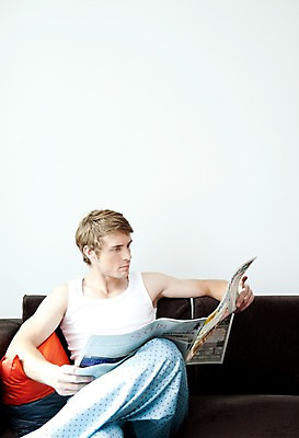 포토 JPG 서양인 외국인 해외기획촬영 라이프스타일 2011년태국 남자 포즈 쿠션 거실 의자 모션 휴식 실내 한명 들기 사람 앉기 상반신 성인 라이프 30대 소파 신문 신문읽기 남자만 남자한명만 성인남자만 성인한명만 성인남자한명만 장년만 장년남자만 장년남자한명만 성인만 국내포토 1 가구 컨셉 인종 내부 생활 간행물 장년 뉴스 읽기 파일형식