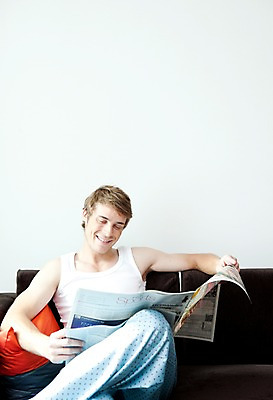 포토 JPG 서양인 외국인 해외기획촬영 라이프스타일 2011년태국 남자 포즈 쿠션 거실 의자 모션 휴식 실내 한명 미소 웃음 들기 사람 앉기 상반신 성인 라이프 30대 소파 신문 신문읽기 남자만 남자한명만 성인남자만 성인한명만 성인남자한명만 장년만 장년남자만 장년남자한명만 성인만 국내포토 1 가구 컨셉 표정 인종 내부 생활 간행물 장년 뉴스 읽기 파일형식