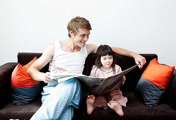 포토 JPG 전신 서양인 외국인 해외기획촬영 라이프스타일 여자 2011년태국 남자 딸 행복 어린이 포즈 쿠션 의자 가족 휴식 실내 사랑 웃음 들기 사람 앉기 소녀 상반신 성인 두명 라이프 30대 소파 귀여움 잠옷 자녀 신문 아빠 부녀 국내포토 옷 감정 가구 컨셉 관계 모션 표정 인종 내부 생활 간행물 장년 뉴스 파일형식