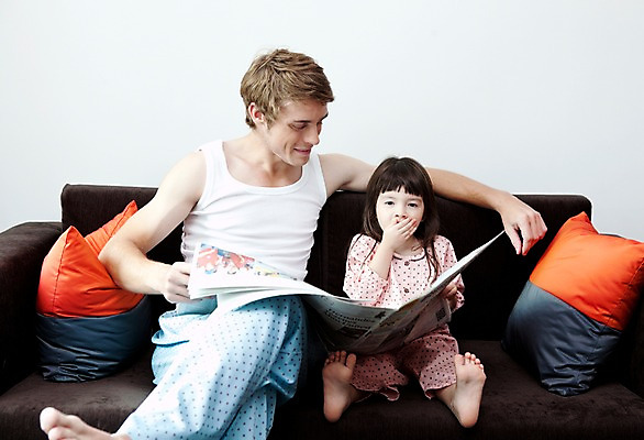 포토 JPG 전신 서양인 외국인 해외기획촬영 라이프스타일 여자 2011년태국 남자 딸 행복 어린이 포즈 쿠션 의자 가족 휴식 실내 사랑 웃음 들기 사람 앉기 소녀 상반신 성인 두명 라이프 30대 소파 귀여움 잠옷 자녀 신문 아빠 하품 부녀 국내포토 옷 감정 가구 컨셉 관계 모션 표정 인종 내부 생활 간행물 장년 뉴스 생리현상 파일형식