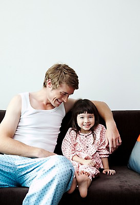 포토 JPG 전신 서양인 외국인 해외기획촬영 라이프스타일 여자 2011년태국 남자 딸 행복 어린이 포즈 의자 가족 휴식 실내 사랑 웃음 사람 앉기 소녀 상반신 성인 두명 라이프 30대 소파 귀여움 잠옷 자녀 아빠 부녀 국내포토 옷 감정 가구 컨셉 관계 모션 표정 인종 내부 생활 장년 파일형식