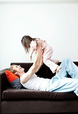 포토 JPG 전신 서양인 외국인 해외기획촬영 라이프스타일 여자 2011년태국 남자 딸 행복 어린이 포즈 쿠션 의자 장난 가족 놀이 휴식 실내 사랑 웃음 사람 소녀 상반신 성인 두명 라이프 30대 소파 눕기 귀여움 잠옷 자녀 아빠 즐거움 부녀 국내포토 옷 감정 가구 컨셉 관계 모션 표정 인종 내부 생활 장년 파일형식