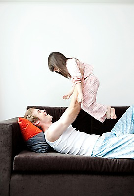 포토 JPG 전신 서양인 외국인 해외기획촬영 라이프스타일 여자 2011년태국 남자 딸 행복 어린이 포즈 쿠션 의자 장난 가족 놀이 휴식 실내 사랑 웃음 사람 소녀 상반신 성인 두명 라이프 30대 소파 눕기 귀여움 잠옷 자녀 아빠 즐거움 부녀 국내포토 옷 감정 가구 컨셉 관계 모션 표정 인종 내부 생활 장년 파일형식