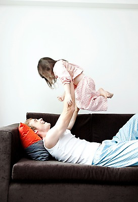 포토 JPG 전신 서양인 외국인 해외기획촬영 라이프스타일 여자 2011년태국 남자 딸 행복 어린이 포즈 쿠션 의자 장난 가족 놀이 휴식 실내 사랑 웃음 사람 소녀 상반신 성인 두명 라이프 30대 소파 눕기 귀여움 잠옷 자녀 아빠 즐거움 부녀 국내포토 옷 감정 가구 컨셉 관계 모션 표정 인종 내부 생활 장년 파일형식