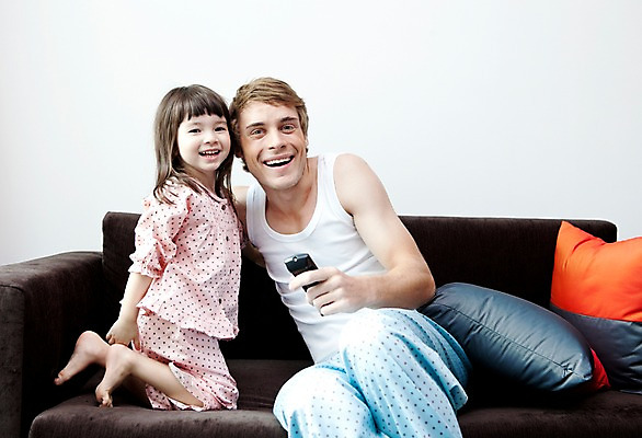 포토 JPG 전신 서양인 외국인 해외기획촬영 라이프스타일 여자 2011년태국 남자 딸 행복 어린이 포즈 쿠션 의자 가족 휴식 실내 사랑 웃음 들기 사람 앉기 소녀 상반신 성인 두명 라이프 30대 소파 귀여움 잠옷 자녀 아빠 리모컨 즐거움 티비시청 부녀 국내포토 옷 감정 가구 컨셉 관계 모션 표정 인종 내부 생활 장년 시청_보고들음 파일형식